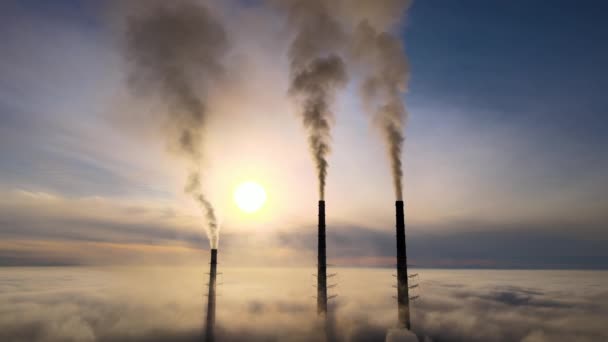 Uitzicht vanuit de lucht op hoge pijpen van kolencentrales met zwarte rook die bij zonsondergang de vervuilende atmosfeer opgaat — Stockvideo