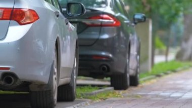 Trafik kurallarına aykırı park edilmiş bir arabayı yaya sokağı tarafında kapatın.