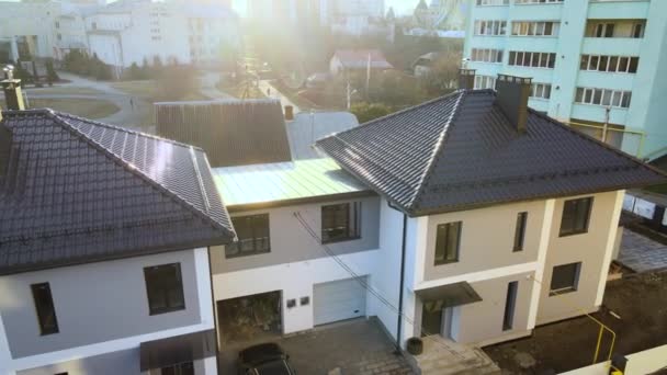 Luftaufnahme eines privaten Hauses mit Keramikschindeln bedeckt Dach. Investition in Immobilienkonzept — Stockvideo