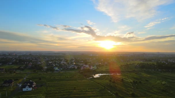 Вид с воздуха на жилые дома в сельской местности на закате — стоковое видео