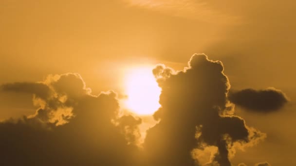 Cielo brillante y colorido al atardecer con rayos de sol poniente y nubes oscuras vívidas — Vídeo de stock