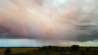 Fırtınalı bir fırtınada tarlalar üzerinde oluşan kara bulutların manzarası.