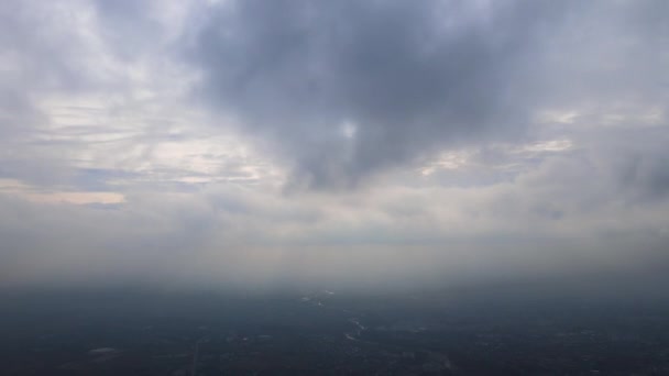 Αποκαλύψτε πλάνα από εναέρια θέα από ψηλά σε μεγάλο υψόμετρο πυκνών φουσκωτών νεφών που σχηματίζονται πριν από την καταιγίδα. Εκπληκτικός καιρός από το παράθυρο του αεροπλάνου — Αρχείο Βίντεο