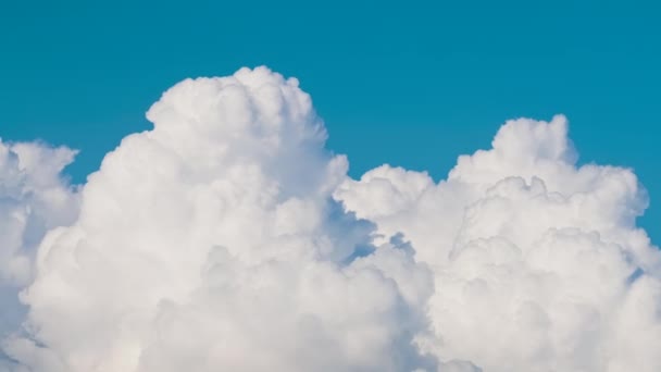 Timelapse of white puffy cumulus clouds forming on summer blue sky. Moving and changing cloudscape weather — Vídeo de Stock