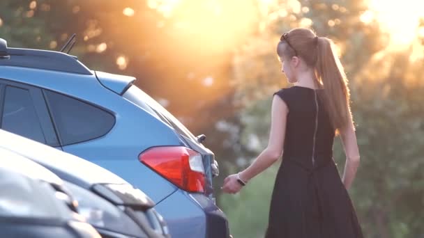 Joven conductora sacando una maleta de equipaje de su auto. Concepto de viajes y vacaciones — Vídeos de Stock