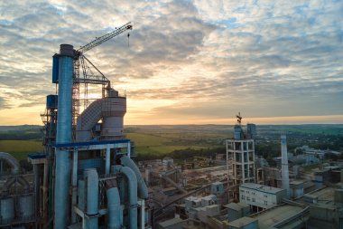 Endüstriyel üretim bölgesinde yüksek beton yapılı çimento fabrikası kulesinin havadan görüntüsü. Üretim ve küresel sanayi kavramı