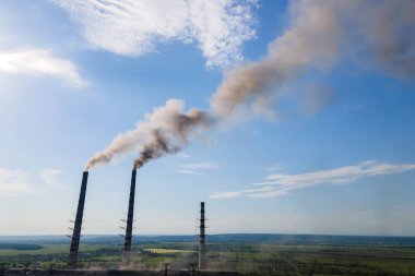 Kömür santralinin havadan görünüşü yüksek borular, siyah baca yığını atmosferi kirletiyor. Fosil yakıt kavramına sahip elektrik üretimi