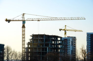Kule vinçlerinin ve inşaat halindeki apartmanların havadan görüntüsü. Gayrimenkul geliştirme