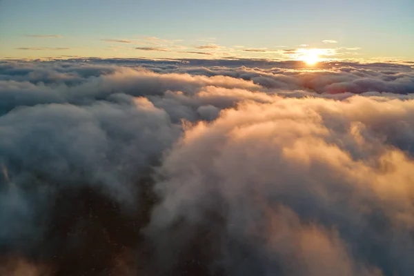 Vista aérea desde la ventana del avión a gran altitud de densas nubes de cúmulos hinchados volando por la noche —  Fotos de Stock