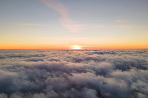 Vista aérea desde la ventana del avión a gran altitud de densas nubes de cúmulos hinchados volando por la noche —  Fotos de Stock