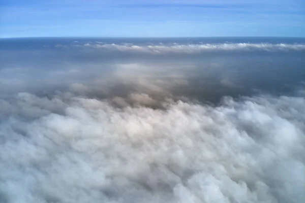 Воздушный вид с большой высоты земли, покрытый пышными дождливыми облаками, образующимися перед ливнем — стоковое фото