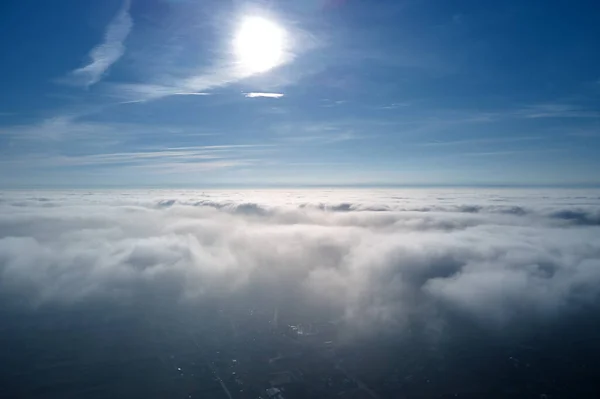Luftaufnahme aus großer Höhe der Erde, bedeckt mit geschwollenen Regenwolken, die sich vor dem Regensturm bilden — Stockfoto