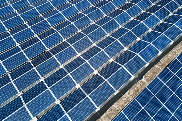 Vista aérea de paneles solares fotovoltaicos azules montados en el techo de un edificio industrial para producir electricidad ecológica verde. Producción del concepto de energía sostenible — Foto de Stock