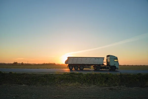 Luchtfoto van vrachtauto rijden op de snelweg goederenvervoer. Levering transport en logistiek concept — Stockfoto