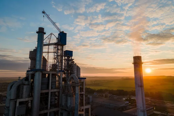 Yüksek beton fabrikası ve endüstriyel üretim alanında kule vinci olan çimento fabrikasının havadan görüntüsü. Üretim ve küresel sanayi kavramı