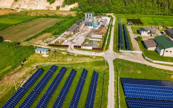 Sanayi bölgesinde temiz ekolojik elektrik enerjisi üretmek için sıra sıra güneş fotovoltaik panelleri olan elektrik santralinin hava görüntüsü. Sıfır emisyon kavramı ile yenilenebilir elektrik — Stok fotoğraf