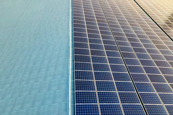 Widok z powietrza powierzchni niebieskich fotowoltaicznych paneli słonecznych zamontowanych na dachu budynku do produkcji czystej ekologicznej energii elektrycznej. Koncepcja produkcji energii odnawialnej — Zdjęcie stockowe