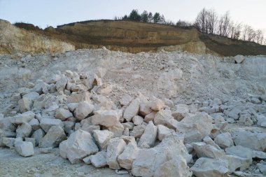 İnşaat kum taşı malzemelerinin açık çukur kazımı