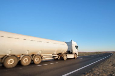 Petrol kargo kamyonu otobanda petrol nakliyesi yapıyor. Teslimat ulaşım ve lojistik kavramı