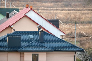 Kırsal kesimde metalik ve seramik kiremitlerle kaplı çatısı olan yerleşim evleri
