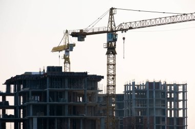 Vinçler ve inşaat halindeki yüksek konutlu binalar. Gayrimenkul geliştirme