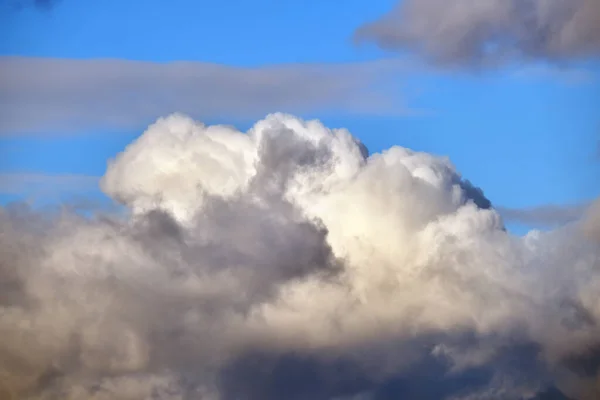 Pemandangan cerah putih puffy cumulus awan di langit biru jernih — Stok Foto