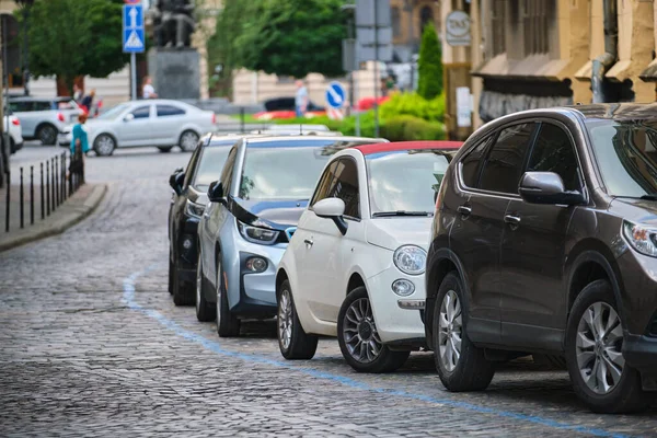 道路脇に車が停まっている街の交通 — ストック写真