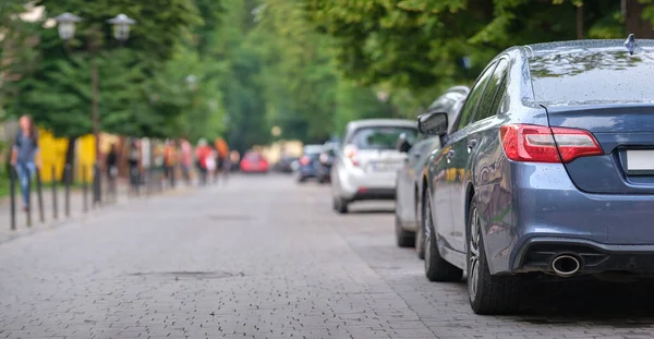 Крупный план автомобиля, припаркованного незаконно против правил дорожного движения на пешеходной улице города — стоковое фото