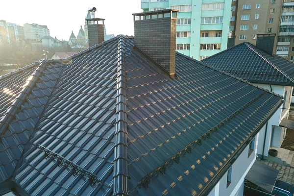 Fechar-se do telhado da casa coberta com telhas de cerâmica. Cobertura de edifício empilhada — Fotografia de Stock