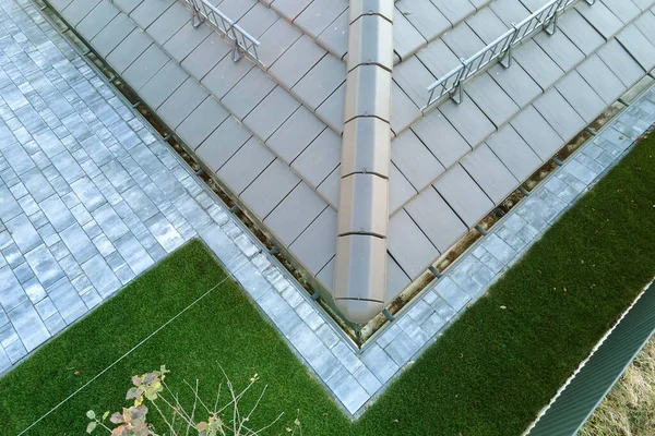Κοντινό πλάνο του σπιτιού στέγη κορυφή καλύπτονται με κεραμικό έρπητα ζωστήρα. Επικάλυψη του κτιρίου με πλακάκια — Φωτογραφία Αρχείου