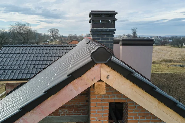 Primo piano del tetto della casa coperto con tegole in ceramica. Copertura in maiolica di edifici in costruzione — Foto Stock
