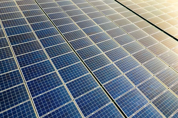 Primer plano de la superficie de los paneles solares fotovoltaicos azules montados en el techo del edificio para producir electricidad ecológica limpia. Concepto de producción de energías renovables — Foto de Stock