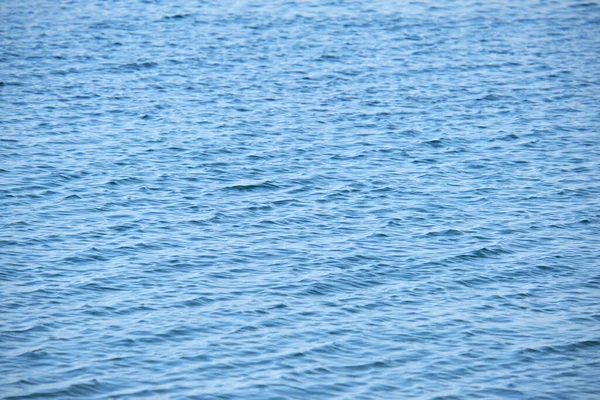 Superficie marina da primo piano di acqua di mare blu con piccole onde ondulate — Foto Stock