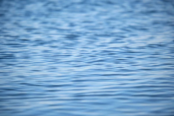 Крупним планом морська поверхня блакитної морської води з дрібними хвилями — стокове фото