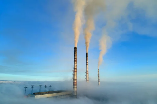 Hoge pijpen van kolencentrales met zwarte rook die naar boven beweegt, vervuilende atmosfeer. Productie van elektrische energie met fossiele brandstoffen — Stockfoto