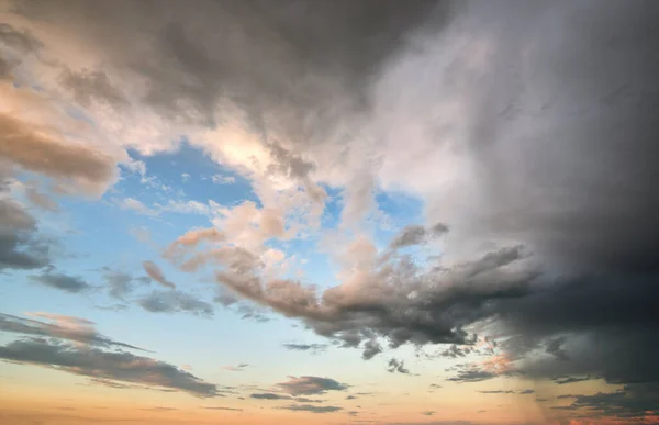 Paisaje de nubes oscuras que se forman en el cielo tormentoso durante la tormenta —  Fotos de Stock