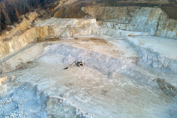 Mineração a céu aberto de materiais de pedra de areia de construção — Fotografia de Stock