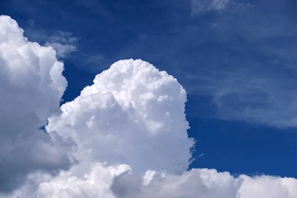 Helle Landschaft aus weißen, geschwollenen Kumuluswolken am blauen, klaren Himmel — Stockfoto