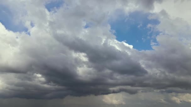 Luftaufnahme in großer Höhe dunkler Kumuluswolken, die sich vor dem Regensturm bilden — Stockvideo