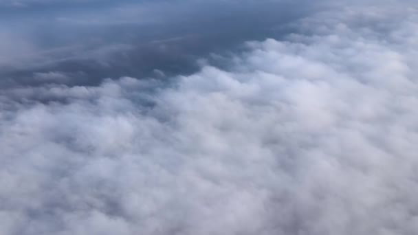 Αεροφωτογραφία από μεγάλο υψόμετρο γης καλυμμένη με φουσκωτά βροχερά σύννεφα που σχηματίζονται πριν από την καταιγίδα — Αρχείο Βίντεο