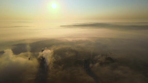 Letecký pohled na cementárnu s vysokou betonovou konstrukcí a věžovým jeřábem na průmyslovém výrobním místě za mlhavého rána. Koncept výroby a globálního průmyslu — Stock video