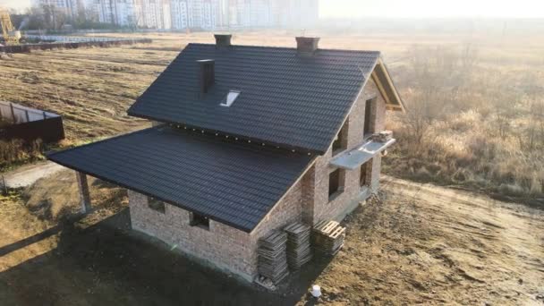 Vista aérea de la azotea de la casa cubierta con tejas de cerámica. Revestimiento de baldosas del edificio en construcción — Vídeo de stock