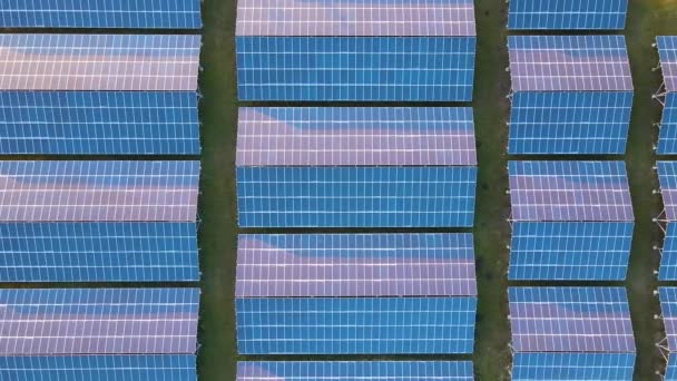 Ilmakuva suuresta kestävästä sähkövoimalasta, jossa on rivejä aurinkosähköpaneeleita puhtaan ekologisen sähköenergian tuottamiseksi. Päästöttömän uusiutuvan sähkön käsite. — kuvapankkivideo