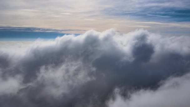 Odhalit záběry ze vzduchu shora ve vysoké nadmořské výšce nafouklých hromadných mraků tvořících se před deštěm. Úžasné počasí z pohledu z okna letadla — Stock video