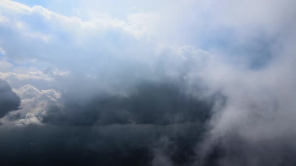 Vue aérienne à haute altitude de nuages cumulus sombres se formant avant la tempête de pluie — Video
