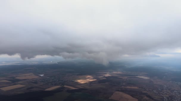 Vista aérea desde la gran altitud de la tierra cubierta de nubes lluviosas hinchadas que se forman antes de la tormenta — Vídeos de Stock