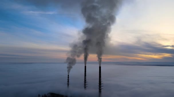 Kömür santralinin hava manzarası siyah dumanlı yüksek borular gün batımında atmosferi kirletiyor — Stok video