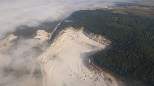 Luchtfoto van open mijnbouw van kalksteenmaterialen voor de bouw met graafmachines en storttrucks — Stockvideo