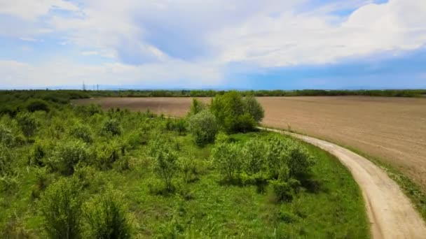 Vista aérea del campo agrícola arado preparado para la siembra de cultivos en primavera — Vídeos de Stock