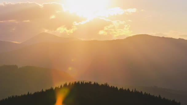 Beau paysage panoramique en soirée avec soleil couchant lumineux sur des sommets de montagne lointains au coucher du soleil — Video